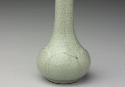 图片[3]-Porcelain long-neck vase with lotus-petal design in glaze imitating Ge ware, 18th century, Qing dynasty-China Archive